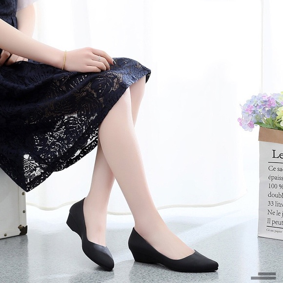 Matte Black jelly waterproof point toe wedge flats - Picture 5 of 8